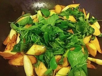 step3: 先用中火讓醬汁收乾及入味後
加入九層塔後用大火拌炒