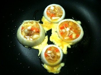 step5: 取出平底鍋，放入少許橄欖油（或其他耐高溫油品也可以），放上步驟2的洋葱圈，在圈圈裡倒入步驟4的蛋液，開中火，蓋鍋蓋慢煎。