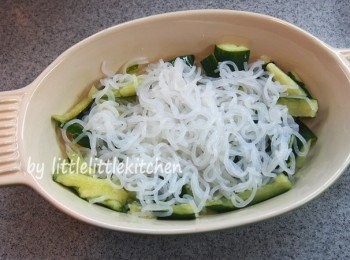 step2: 蒟蒻絲沖洗乾淨，飛水，盛起備用，青瓜拍扁，鋪放碟底，放上蒟蒻絲