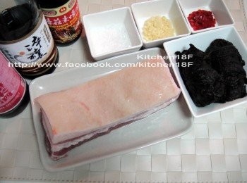 step1: 備好所有<span class="group_1">食材</span>。蒜頭切末，紅辣椒切末。五花肉事先滾水汆燙2分鐘，再切成片狀(厚度約0.5cm)。(可先將肉擺進冷凍庫，稍微冰硬後，比較好切)