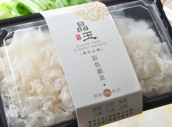 step1: •台灣在地生產新鮮天然無毒彩色銀耳(白木耳) •科技育種、環控栽培 •無農藥無SO2、無病蟲害 •獨特花香、富含多醣體 •嬌貴<span class="group_1">食材</span>、養生極品 •自然化栽培 •不須仰賴自然氣候 •品質控管佳