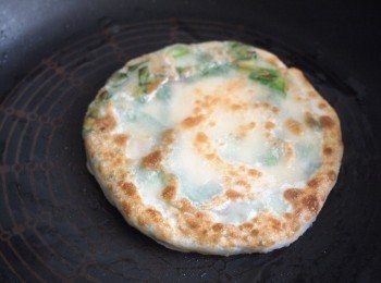 step8: 燒熱鑊，加一大匙油，用中火將蔥油餅煎至兩邊金黃色即可
