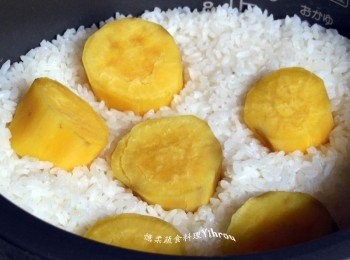 step1: 按照一般煮飯程序將米洗乾淨加水備用. 地瓜削皮後放在生米上面.放入電鍋一起煮