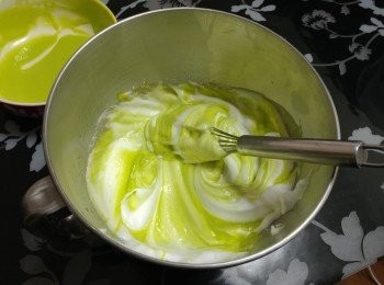 step5: 將<span class="group_1">蛋糕漿</span>倒入蛋白霜內， 輕力攪勻， 避免消泡