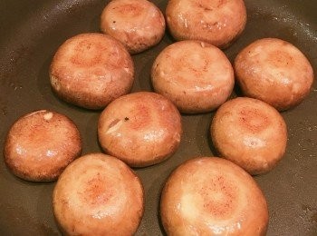 step2: 蘑菇煎至金黃色，每邊約兩至三分鐘。