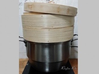 step20: 轉細火90度蒸5分鐘, 打開少少蓋, 散走部份熱氣。 5分鐘後熄火, 持續狀態最少等 5分鐘, 可以更長, 才打開蓋。