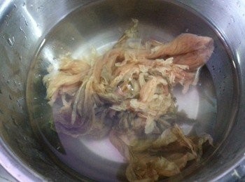 step1: 甜梅菜洗淨後用清水浸10分鍾,揸乾水份後切粒待用