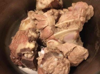 step1: 豬骨先出水，然後用水沖走污糟野備用