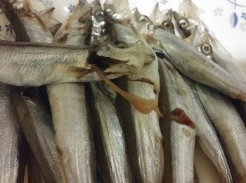 step1: 將魚鰓和腸洗理好抺乾魚身。