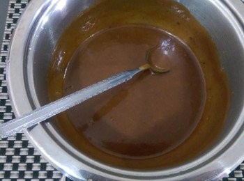 step5: #<span class="group_4">海鹽焦糖醬</span># 煮焦糖，先預熱鮮奶油放一旁備用，然後把細砂糖倒進鍋子裡小火煮不要攪拌一直到鍋邊的糖呈現淺褐色，就把溫熱的鮮奶油慢慢的分幾次倒進去，這個時候要非常注意，溫度會非常的高而且會冒大量的煙，都倒進去之後再倒進奶油和海鹽小火攪拌均勻至沒有糖塊為止