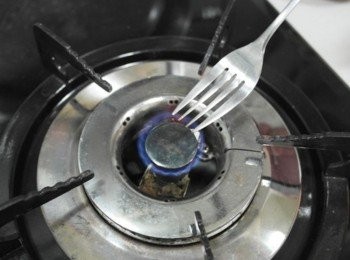 step8: 瓦斯爐開小火將叉子的前端加熱!!