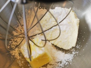 step10: 製作<span class="group_2">乳酪夾心</span>：攪拌缸裡加入奶油乳酪、奶油與糖粉，以網狀攪拌器從慢速開始逐漸加速打發