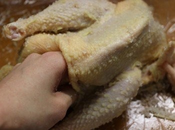 step4: 把混合料均勻塗抹在雞身上，雞肚內也要抹勻，並稍作按摩一下。