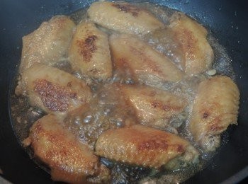 step3: 倒入所有照燒汁料，大火煮滾，轉中小加蓋煮7-8分鐘至<a href="https://bit.ly/3zHU5V3" target="_blank" data-keyword="雞翼" class="guide-link"><strong>雞翼</strong></a> <span style="display:inline-block;vertical-align:middle;margin-top:-3px;color:initial;border-radius:3px;padding:2px 3px;font-size:12px;line-height:14px;background:#87d300;color:#fff;">即買</span> 完全熟透。