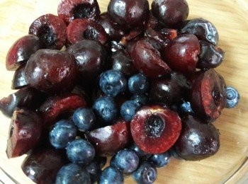 step2: 櫻桃去籽切半 ; 藍莓洗淨瀝乾水份