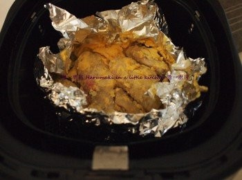 step4: 輕把已醃好的香草<a href="https://bit.ly/3zHU5V3" target="_blank" data-keyword="雞翼" class="guide-link"><strong>雞翼</strong></a> <span style="display:inline-block;vertical-align:middle;margin-top:-3px;color:initial;border-radius:3px;padding:2px 3px;font-size:12px;line-height:14px;background:#87d300;color:#fff;">即買</span> 和蛋黄蓉混好, 倒入錫紙裹好