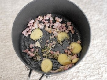 step4: 燒熱煲後下少許油，下煙肉粒炒香，再下蒜頭，薑及芫茜根，炒約一分鐘