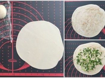 step2: 把醒好的小<span class="group_1">麵團</span> 撖成圓型 抹上一層豬油 依序灑入少許胡椒粉 鹽 再均勻灑入適量的蔥花