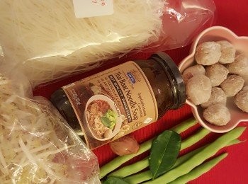 step1: 準備材料 (我另外買了樽大的船麵醬抵用過相的一包裝得一次一人份量)
今次就是用大船麵醬煮