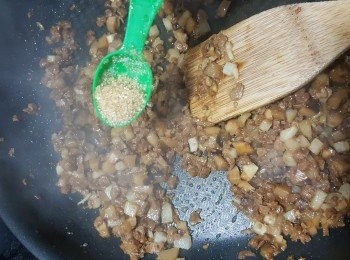 step10: 加入半茶匙砂糖及1/4茶匙鹽炒勻