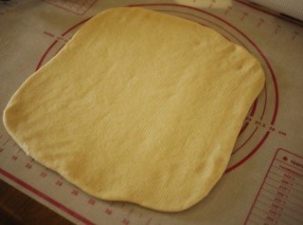 step8: 發酵好後的麵糰拿出來排氣,桿成長方形,