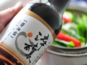 step3: 取出經過150天純釀造高品質的甘露好滋味-淬釀醬油露