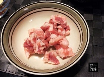 step2: 放入五花肉炒至半熟之後,放入切好的酸白菜煮至湯汁稍微滾起來,加入一匙鹽巴充分拌均勻後即可起鍋