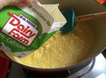 step10: 若喜歡粟米碎的口感，可保留，再開火細火加熱，分2-3次加入鮮奶攪均 (加忌廉也可)