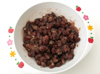 step1: 煮紅豆方法： 紅豆(不用浸)洗乾淨，加入500ml水用大火煮滾後 ，改細火煲10分鐘。倒去水份，再加入500ml水用大火煮滾後轉細火煲約30分鐘至淋身。用篩隔出紅豆趁熱加入砂糖拌勻備用。(成品約190g)
