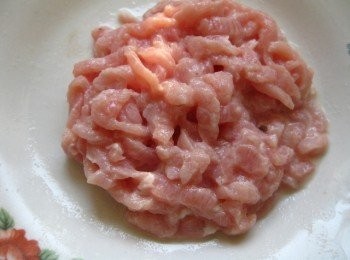 step2: 肉切絲，薑蔥切碎。