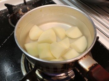 step2: 冷水煮軟馬鈴薯，水滾後轉小火煮約8分鐘左右