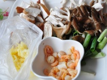 step1: 備料如圖:干貝及乾蝦米先泡溫水軟化..其他<span class="group_1">食材</span>則隨易切