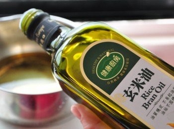 step5: 取出適量玄米油熱鍋~ 玄米油含有多種營養成分，幫助體內活化及抗氧，可調節機能，而且無論煎炸炒拌都適合，我想給家人就要用最好最健康的料理，才能吃的幸福與健康!