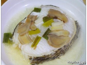 step4: 巳蒸熟的圓鱈，先取下薑片及蔥段後備用 另外再將盤內的湯汁倒在一個碗內備用