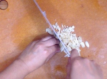 step3: 蒜頭去皮去根部後切碎