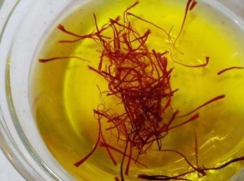 step4: 番紅花用水浸備用。