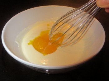 step4: 再加入蛋黃快速拌勻
