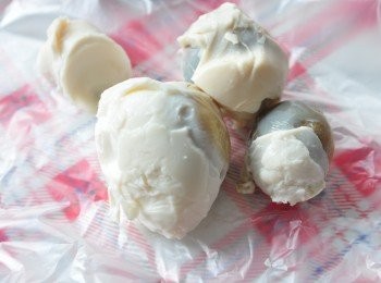 step3: 鹹鴨蛋可以斟酌去掉少許的蛋白，才不至過鹹