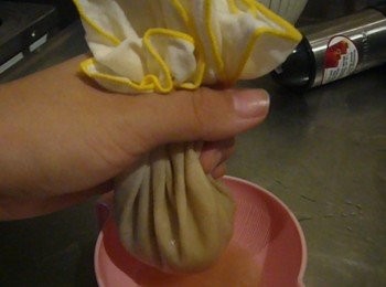 step4: 把打好的果之用紗布仔細過濾 因為現在還沒牙 雖然在冒了，我想說等牙頭冒出來後可以嘗試果汁用餵的，可以吃進一點果泥