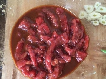 step4: 熱油，爆香薑蒜。