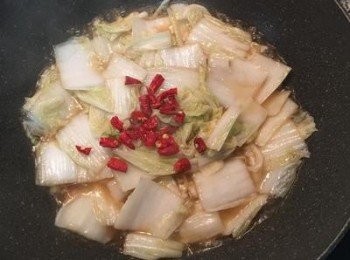 step8: 大火煨ㄧ下，試鹹度調整，最後放入乾辣椒炒勻即可。