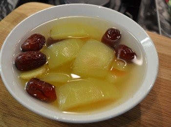 step5: 天氣炎熱，多喝消暑茶可以降溫並有避免中暑的功效。利用西瓜皮、红棗和薑泡一個西瓜皮红枣解暑湯，不但清熱解暑，還可以起到温胃健脾的作用。