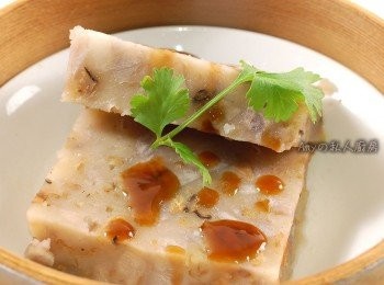 step15: 蒸好的芋頭糕還非常軟嫩,需要放涼冷卻後再切,煎或直接吃口感都很不錯。每一口都嚐得到自然的米香及濃郁的芋頭香味,非常好吃喔!