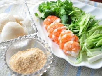 step2: 將小黃瓜刨絲、大蒜、青蔥切細段、香菜切末，白蝦川燙即可，其他麻糬、花生粉備齊