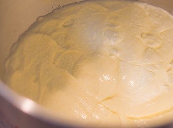 step3: <span class="group_2">糖部份</span>分成 3 次用篩 篩入牛油內，每加入一次糖之後用 中速 打 30 秒