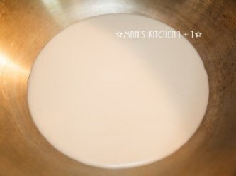 step1: 首先直接將椰奶下鍋，用中小火煮到濃稠狀。