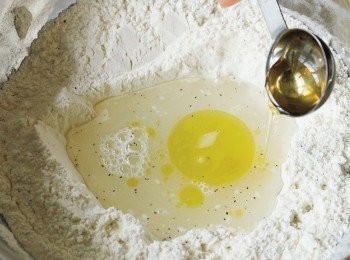 step1: 將麵粉類、黑胡椒與鹽倒入調理盆中，用橡皮刮刀攪拌混合，加入乾酵母混合後，再加水、油與蜂蜜。