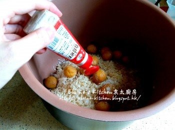 step6: 加入栗子肉 , 少許鹽 , 胡椒粉 , 生抽調味