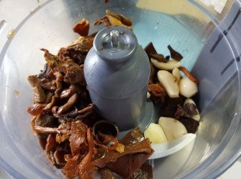 step5: 乾雜菌浸軟洗淨,與蒜頭用攪拌機攪碎待用(可以用新鮮雜菇,份量亦可隨意)(加少許牛肝菌會更香)