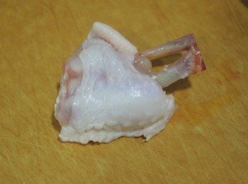 step3: 在一端的<a href="https://bit.ly/3zHU5V3" target="_blank" data-keyword="雞翼" class="guide-link"><strong>雞翼</strong></a> <span style="display:inline-block;vertical-align:middle;margin-top:-3px;color:initial;border-radius:3px;padding:2px 3px;font-size:12px;line-height:14px;background:#87d300;color:#fff;">即買</span> ，好似“除褲”一樣，用手指脫下雞肉。